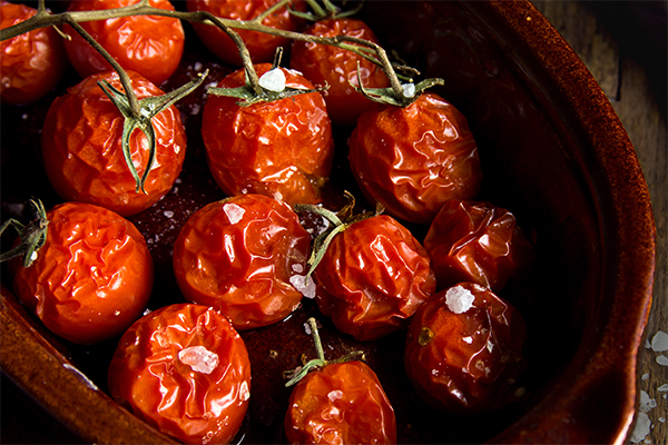 Semi-dried tomatoes seasoned with Cape Treasures Beefsteak Tub